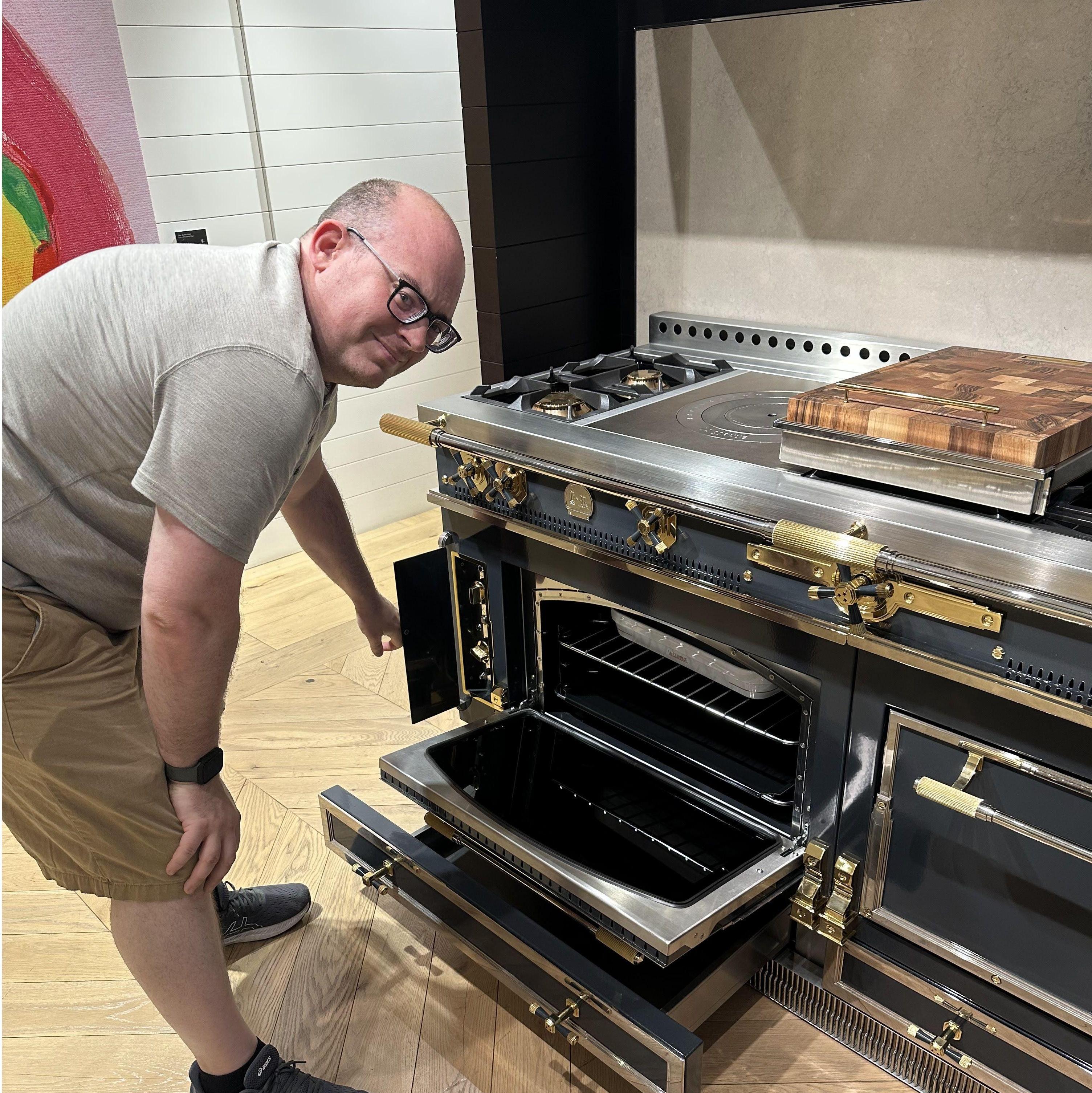 If you're from the Chicagoland area, you've likely heard of Abt appliances. Jeffy had never been before. Of course he found the oven so expensive that there was no price or specs listed anywhere.