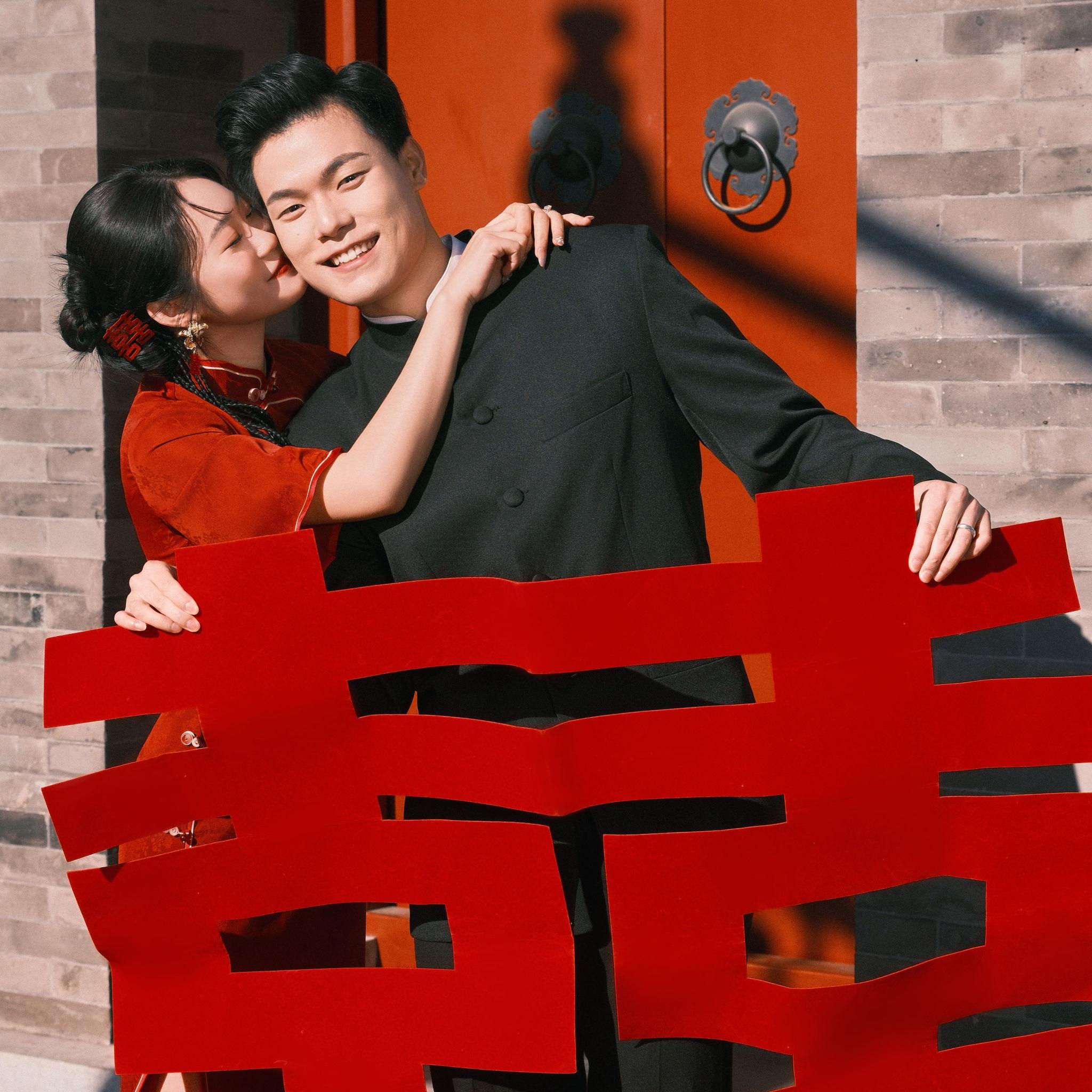 北京，是我们成长的地方，是传统与记忆交织之处，更是我们永远的根。Beijing is where we grew up, where our traditions were shaped, and where our roots will always remain.