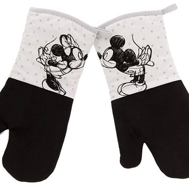 Disney Kitchen Neoprene Oven Mitts, 2pk - Non-Slip Heat Resistant Oven Gloves, Ideal for Handling Hot Kitchenware-Ideal Kitchen Set with Hanging Loop, 15.5 x 7 Inches - Minnie & Mickey Kissing