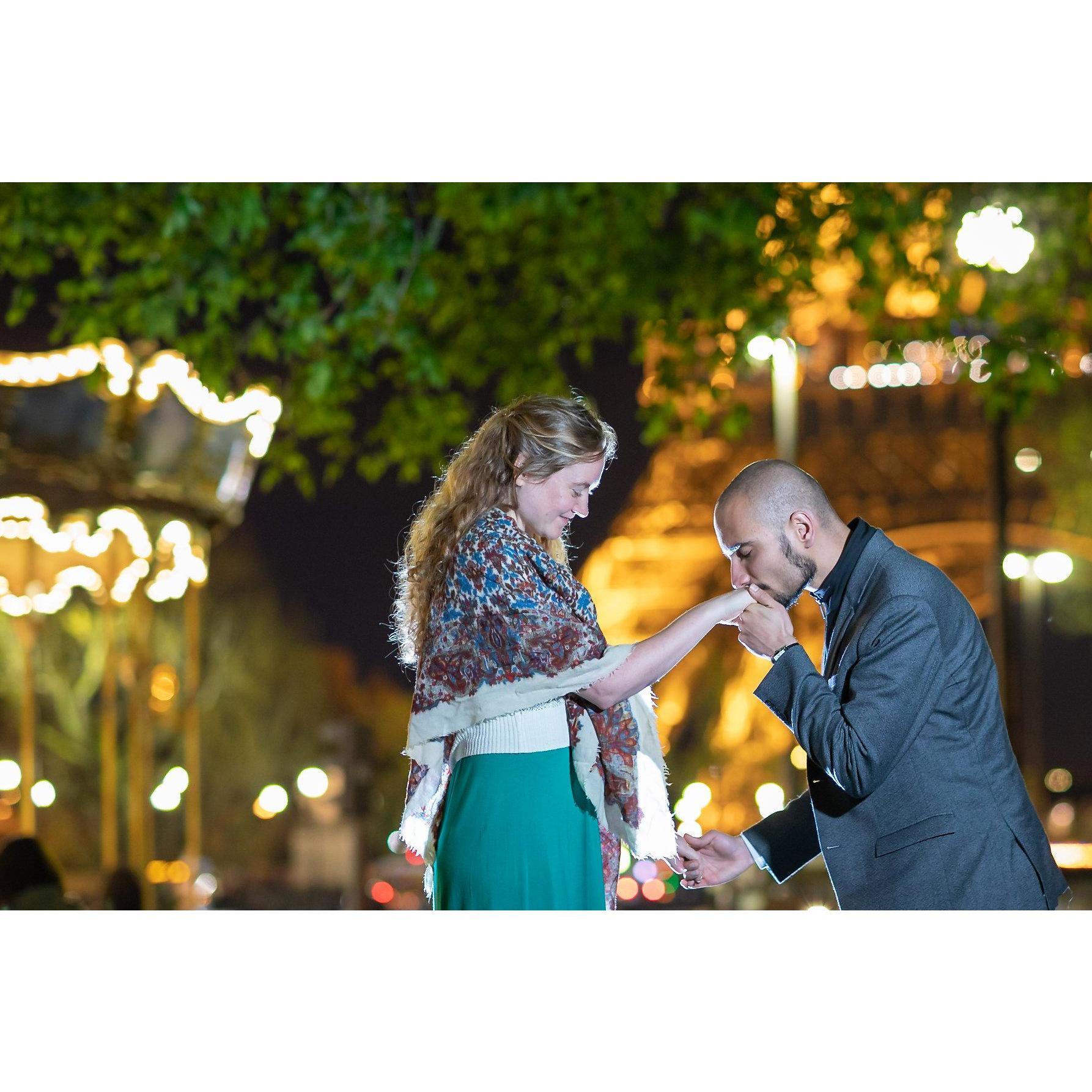La soirée devant la Tour Eiffel. Few moments after the proposal.