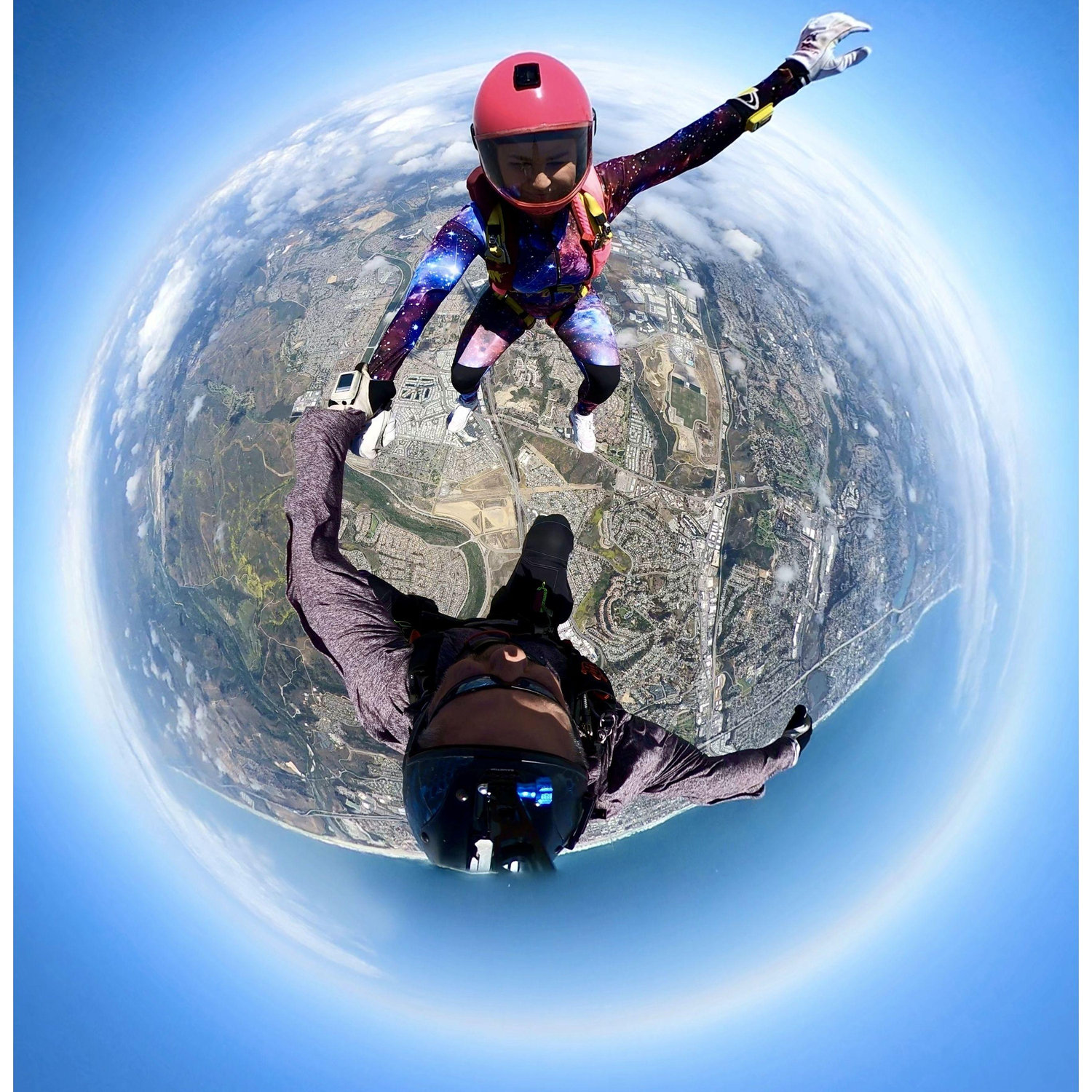 EN: Our favorite way to spend time together: Skydiving
PL: Nasz ulubiony sposób spędzania czasu: skoki spadochronowe