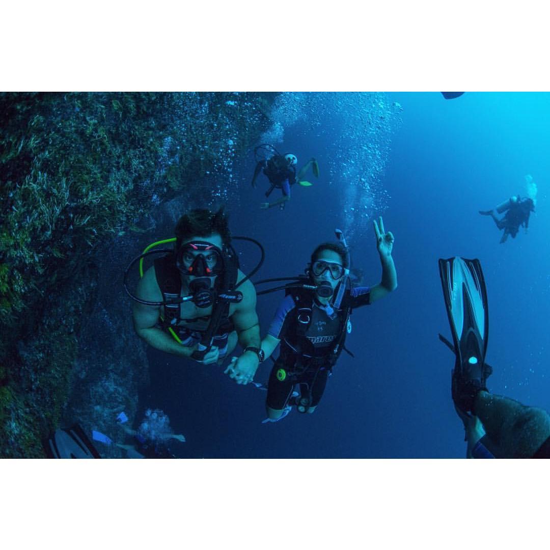 Dove 141 ft deep in the Blue Hole, Belize!
