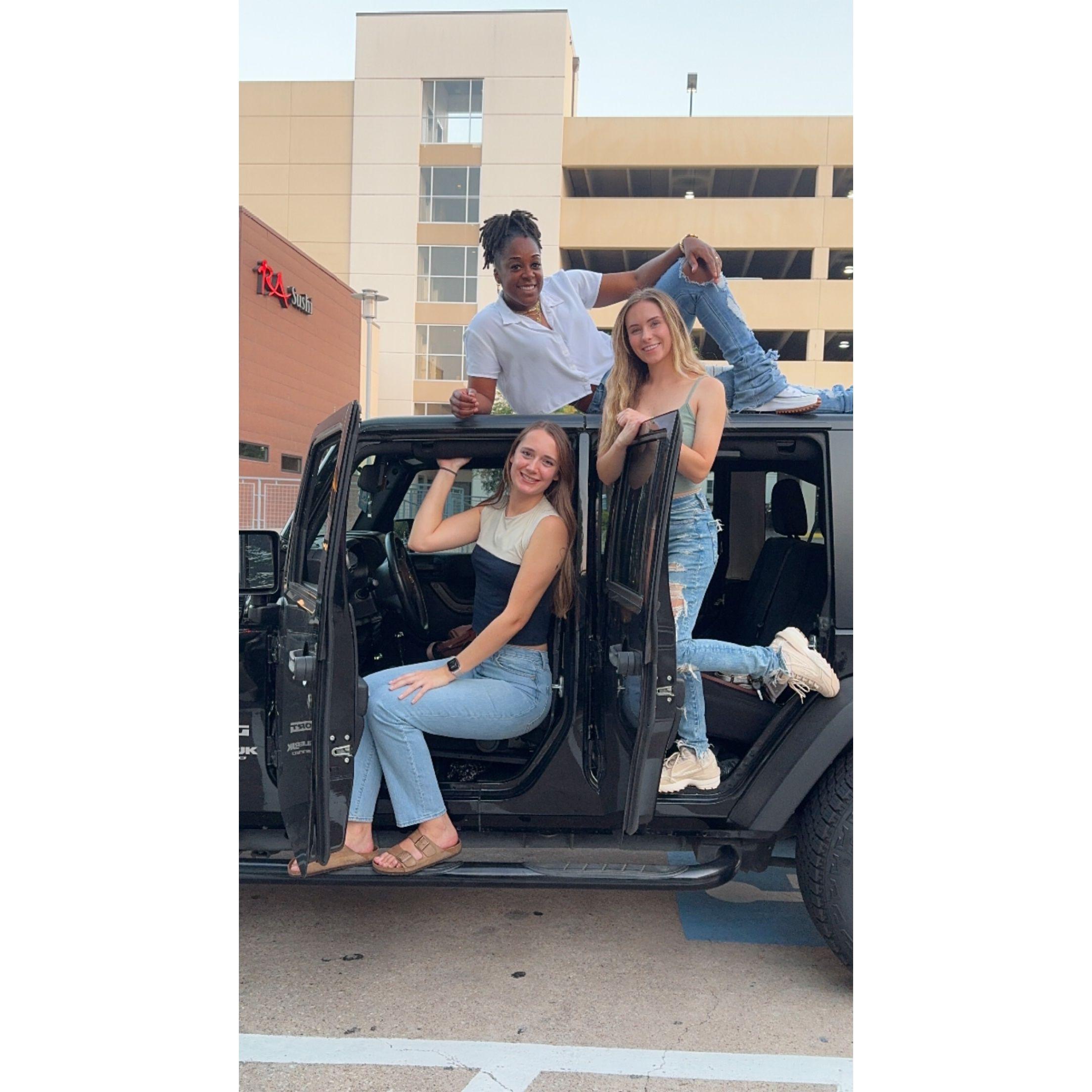 Taylor with her besties Rai and Alison who set her and Hobie up!