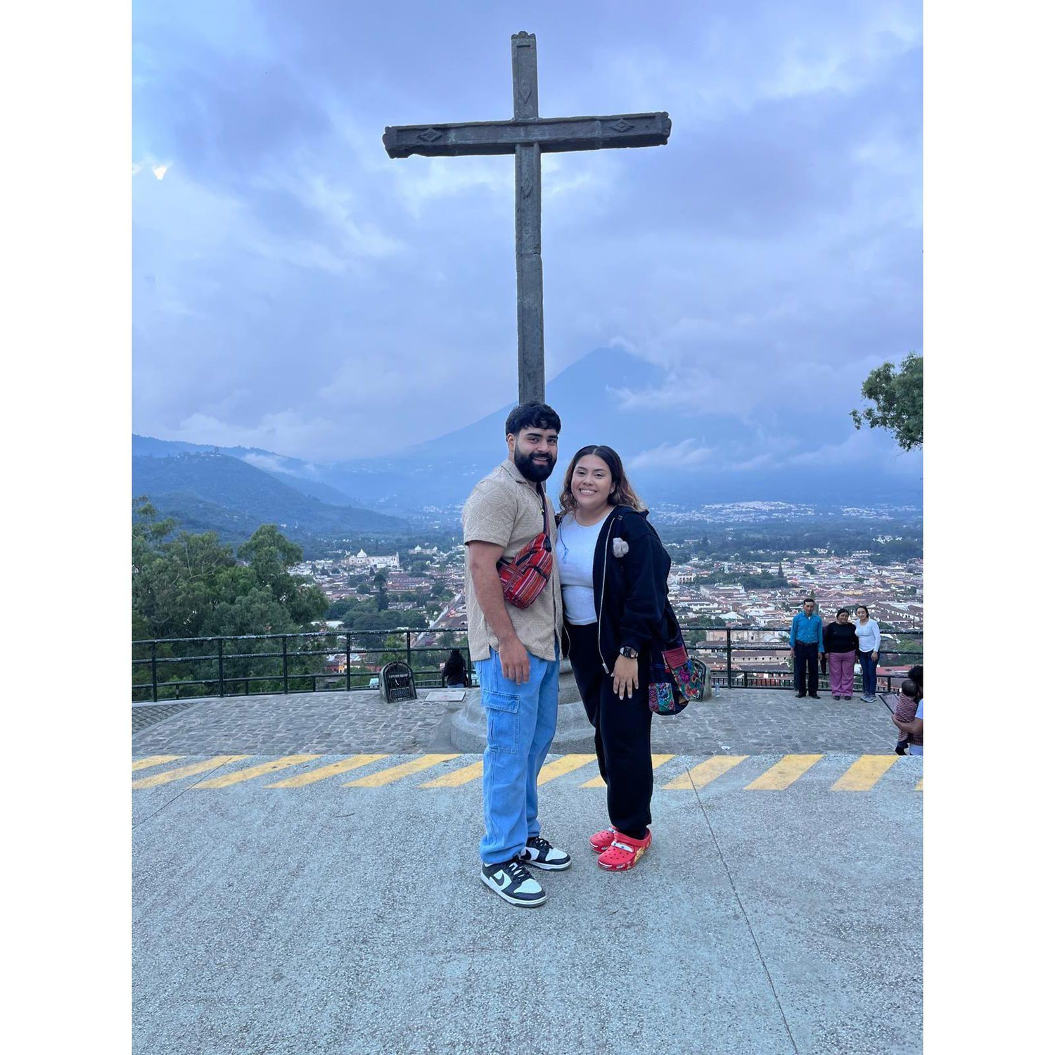Los dos en Antigua Guatemala a ver el hermoso atardecer.