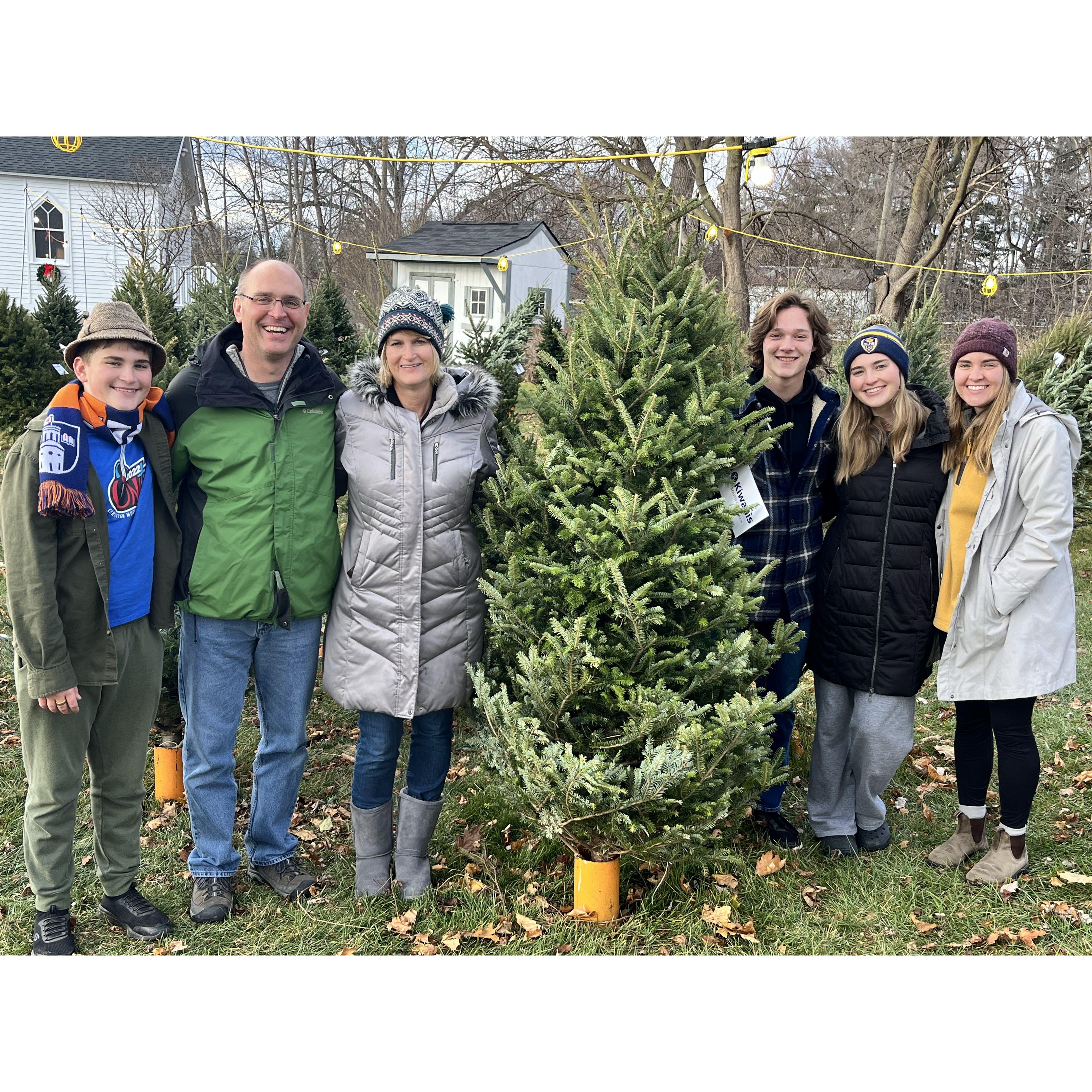 12.03.22 - Getting a Christmas tree with Linnea's family!