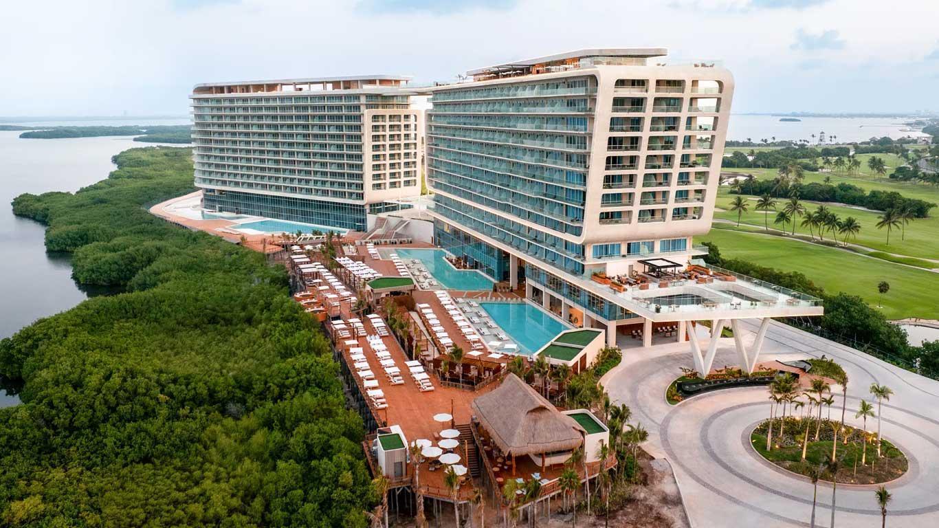 The Wedding Website of Alexis Kiomi Fejeran and LaMarkcus Thompson Jr