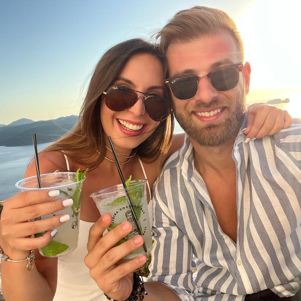Milos Island, drinking mojitos at sunset… I mean, could it get any more perfect? 🍹🌅