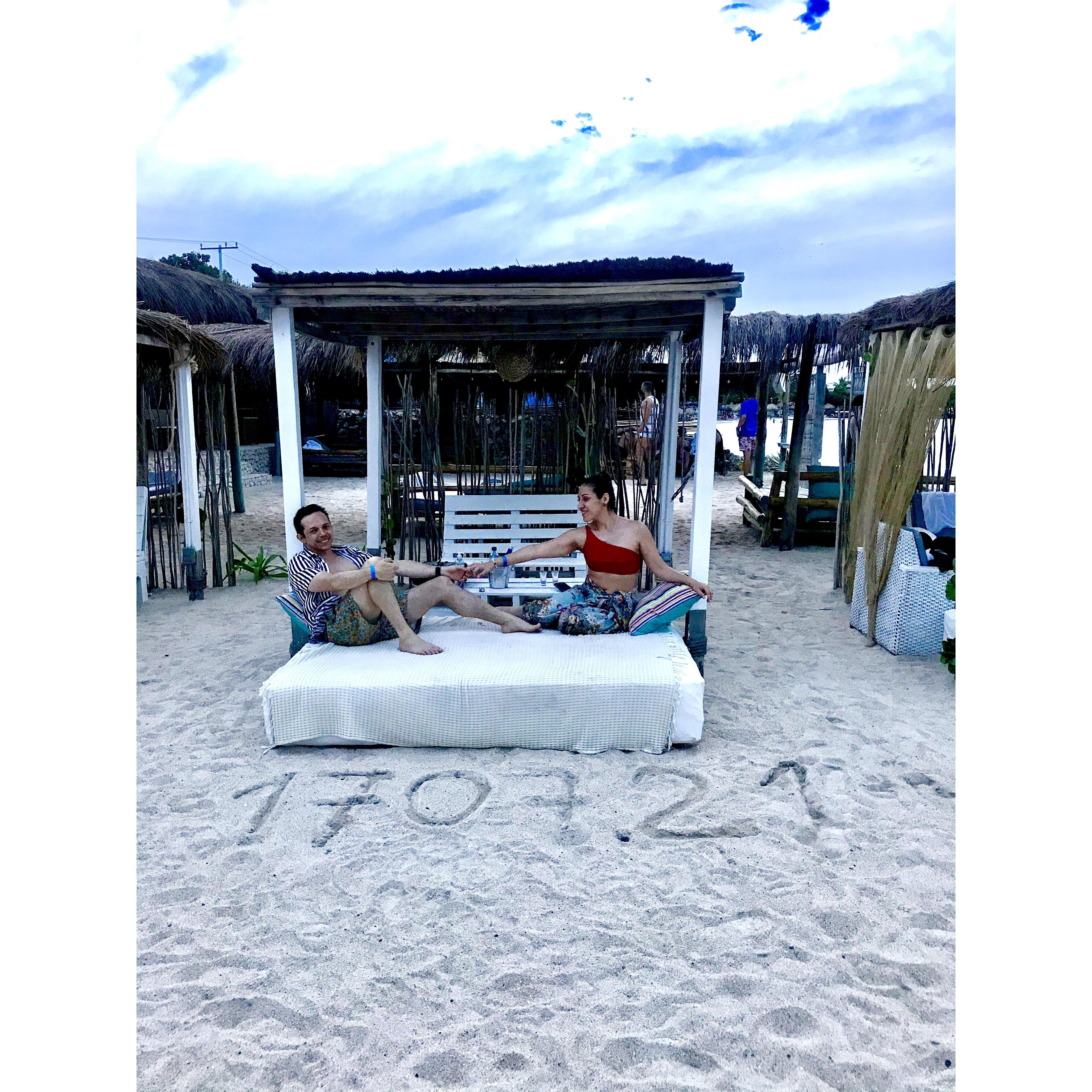 La boda será en playa, en Namaste beach club,  arena suavecita,  clima caribeño y la mejor energía, no olvides consultar la sección de preguntas frecuentes para más infomración