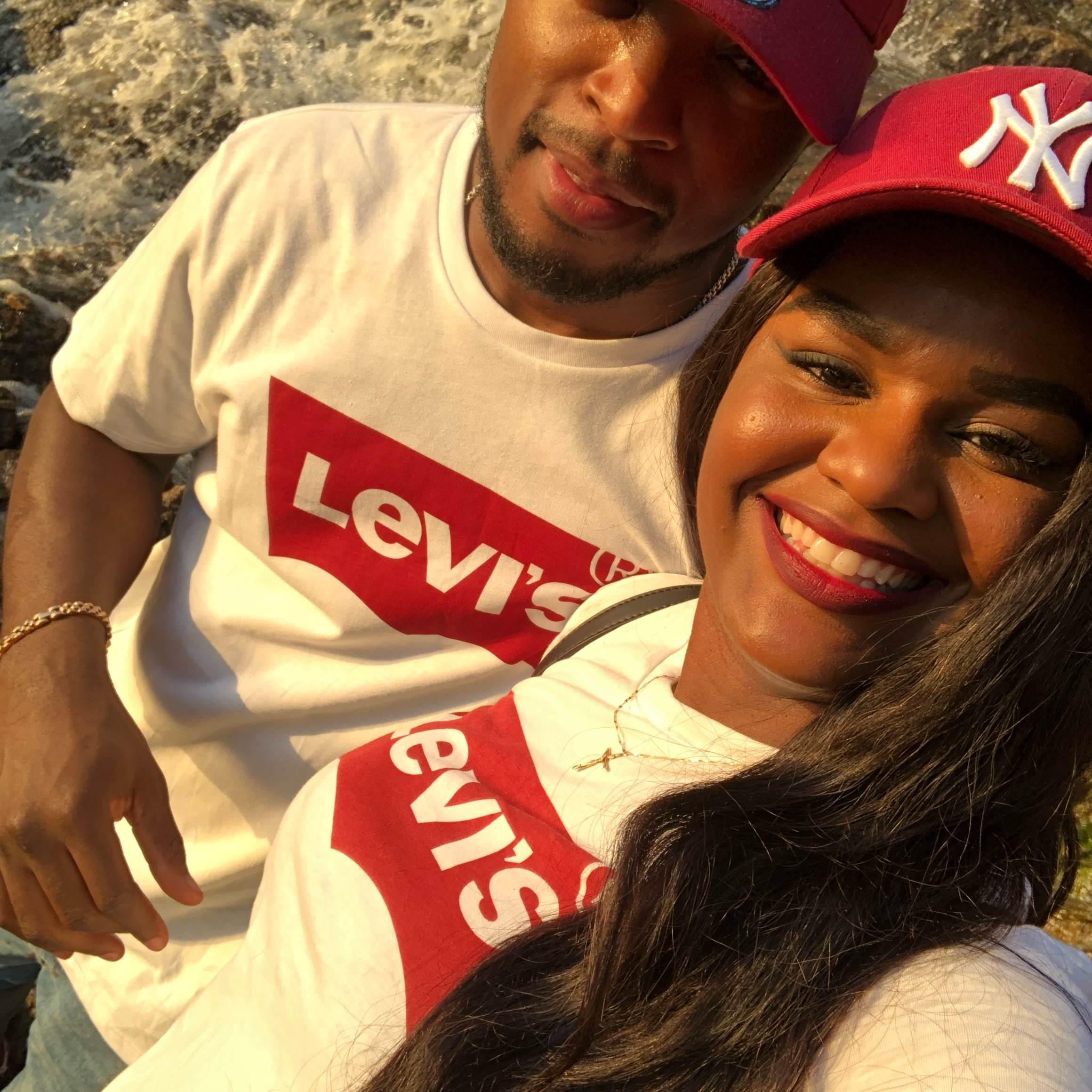 🖤 Tu és otimista e completamente divertida. Estar com ela é estar feliz. Meu amor, muito obrigado por todos os sorrisos e gargalhadas que já dividimos. Eu te amo.