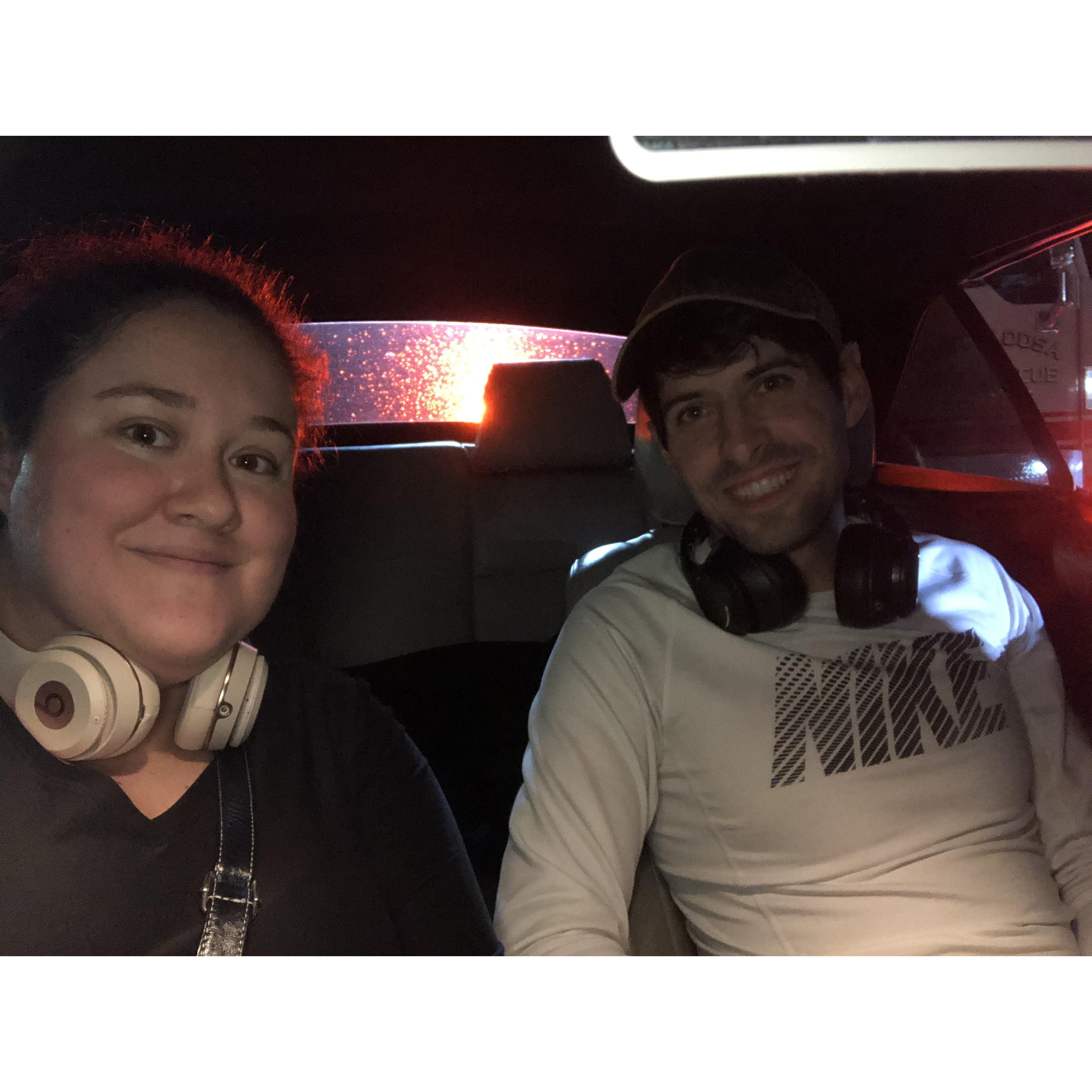 Stuck outside from a burst pipe, and emergency vehicles decided to park behind us. - Aquí, casuales, en medio de los carros de bomberos que nos cerraron el paso, nos evacuaron por una tubería rota