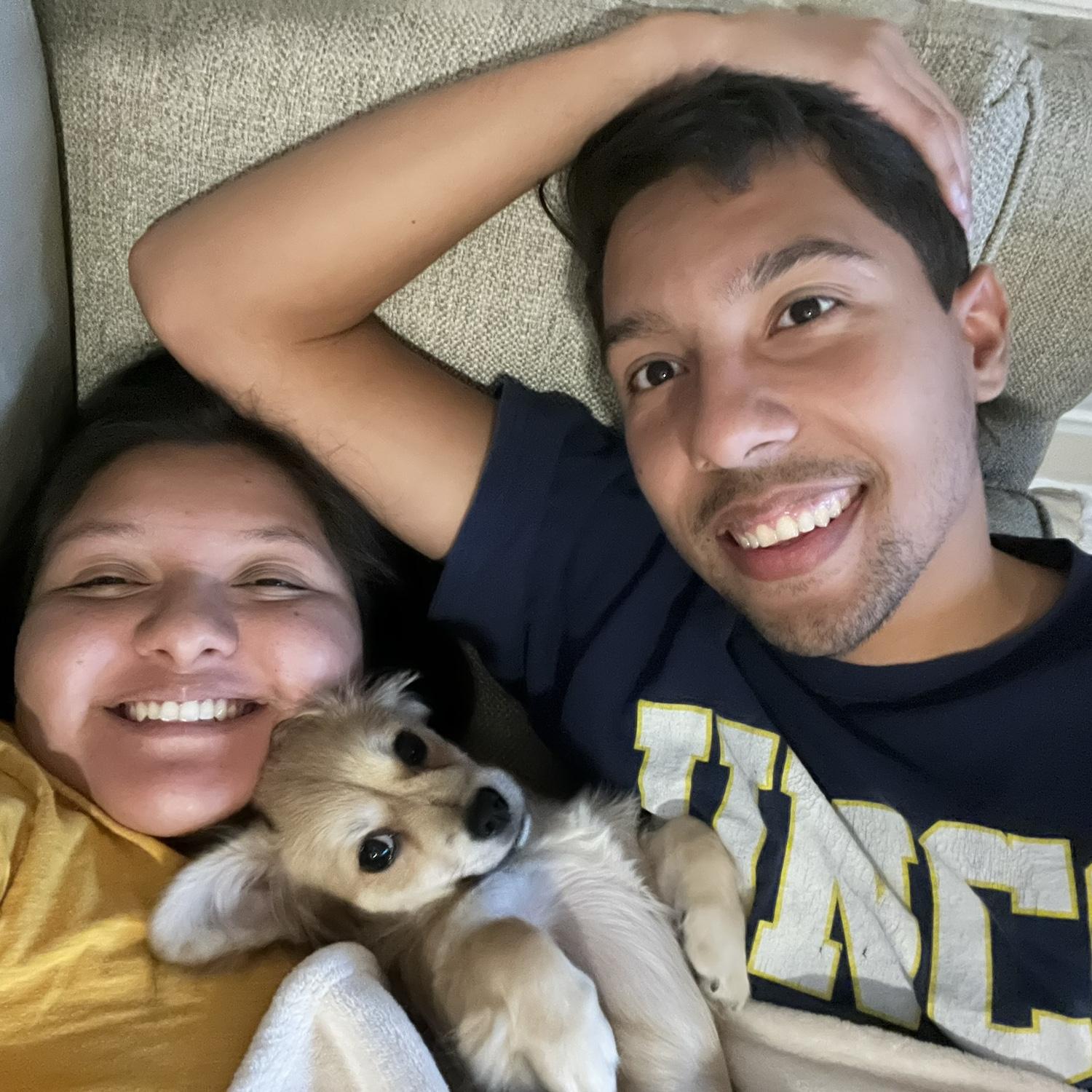 In 2022, Lily joined the family. / En 2022, Lily se unió a la familia.