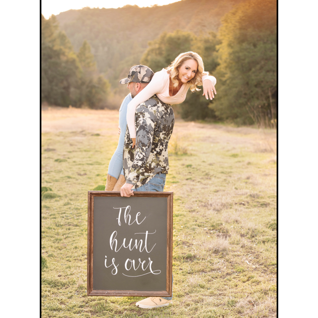 Matt went on a ten day hunting trip and came back with a ring, he asked me to marry him before he was even done unpacking, I guess he missed me!!  So this engagement photo was perfect❤️