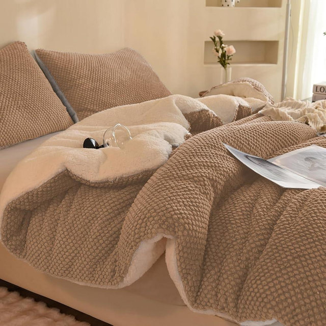 LLanCL 3D Jacquard Design Comforter Set, Ultra-Soft Warm King Size Sherpa Fur Plush 3-Pieces Sets Luxury Cozy Bedding with 2 Pillowcases (104"x90", Beige)
