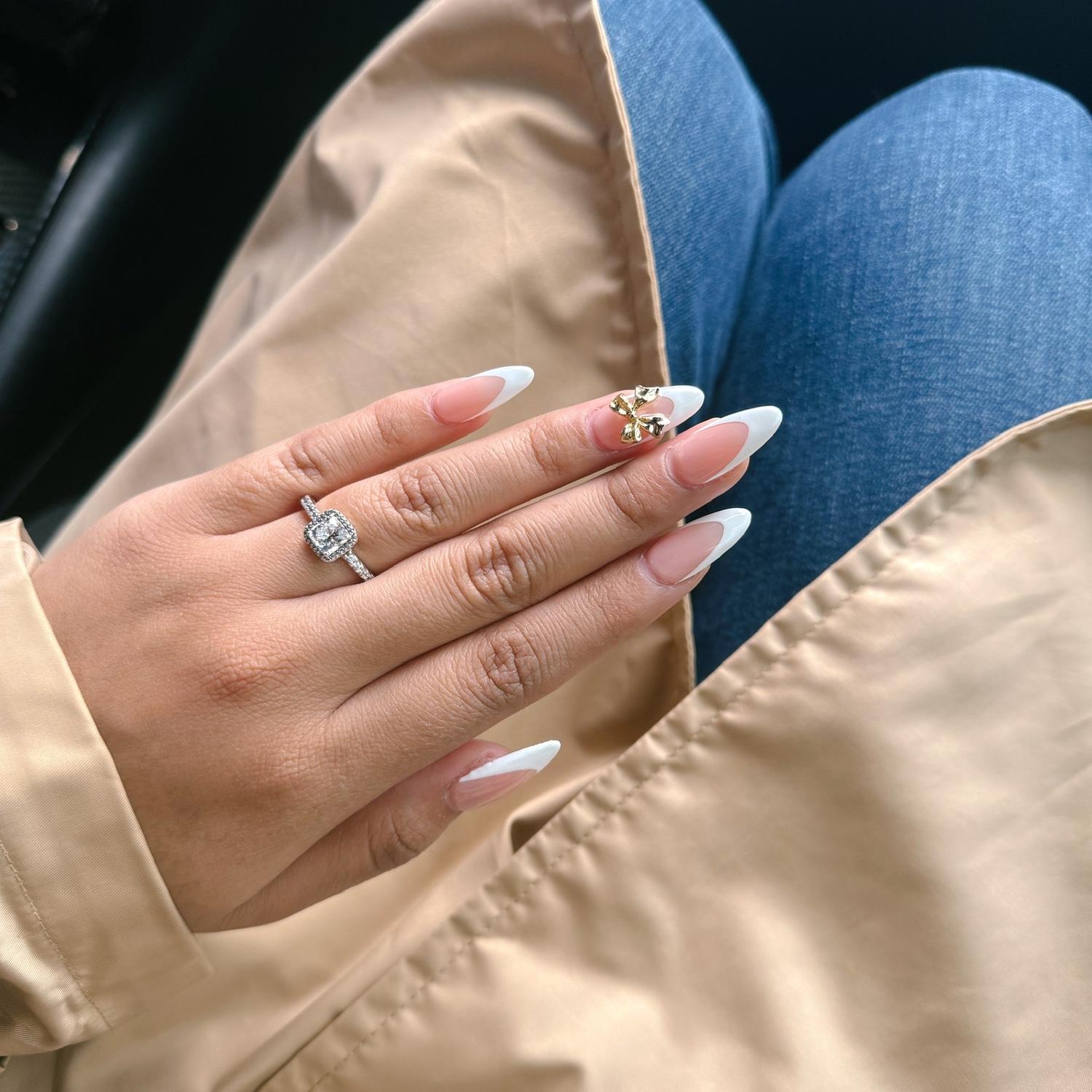 The pre engagement ring.
El anillo de la pedida de mano.