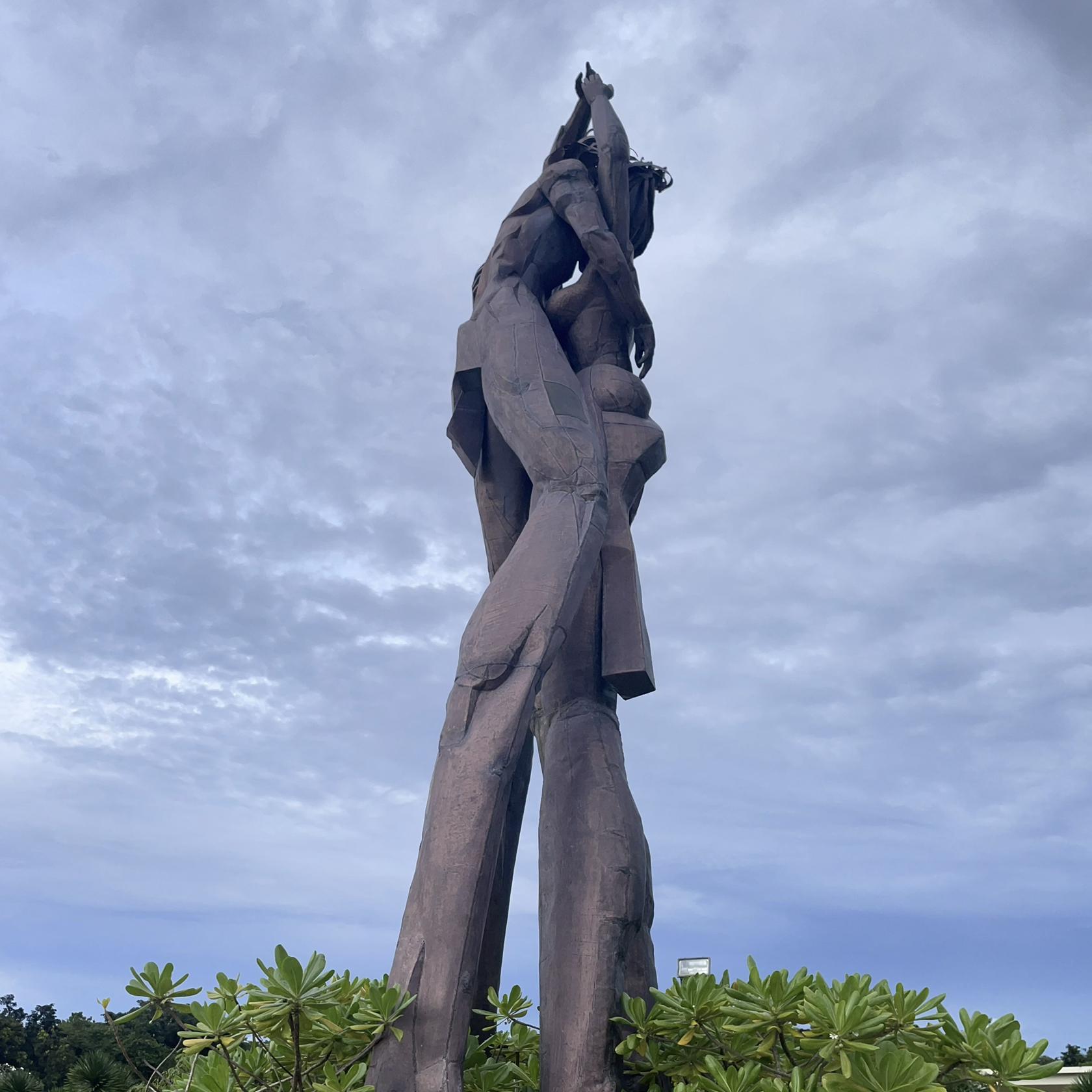 The Lovers statue
