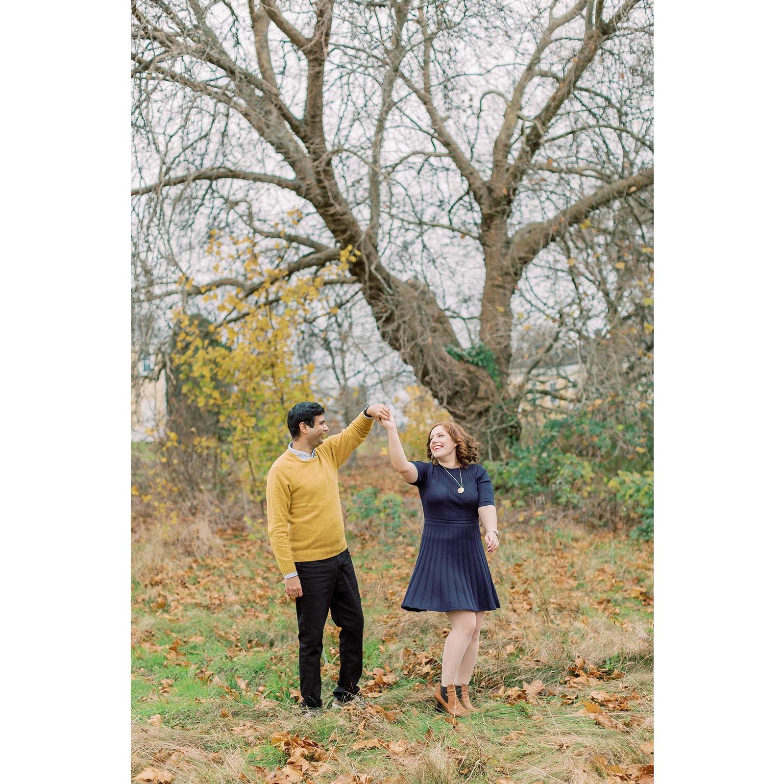 Engagement pictures in Discovery Park in Seattle, Washington. Photographer: Sarah Harris