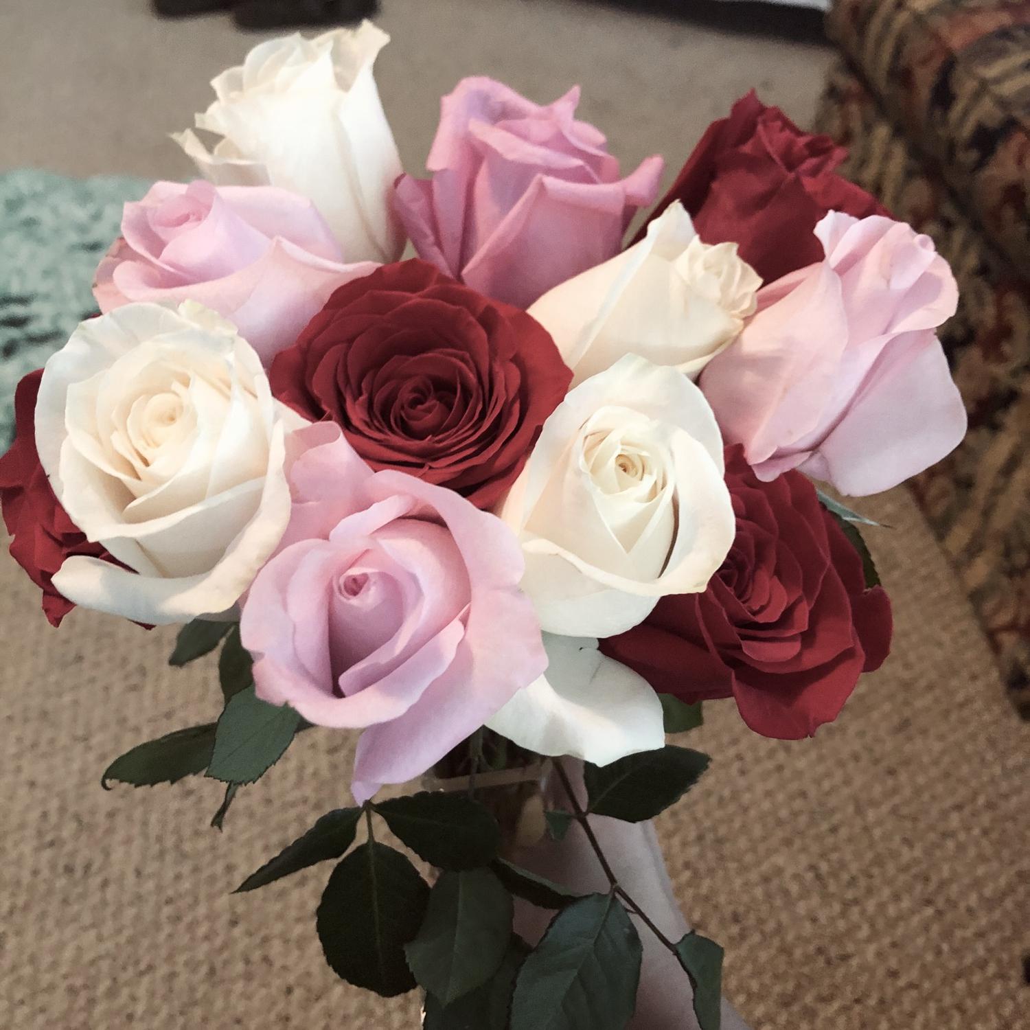 On their 1st date, he surprised her with roses & a buffet of all her favorite snacks. They watched “Monty Python & the Holy Grail” Elijah’s pick. Rachel knew then exactly what she was getting into❤️