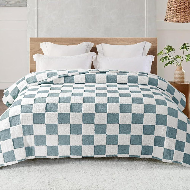 Exclusivo Mezcla Fleece Blanket King Size, Cozy Lightweight Fuzzy Checkered Blanket for Bed, Suitable for All Seasons, Slate Blue, 90" x 104"