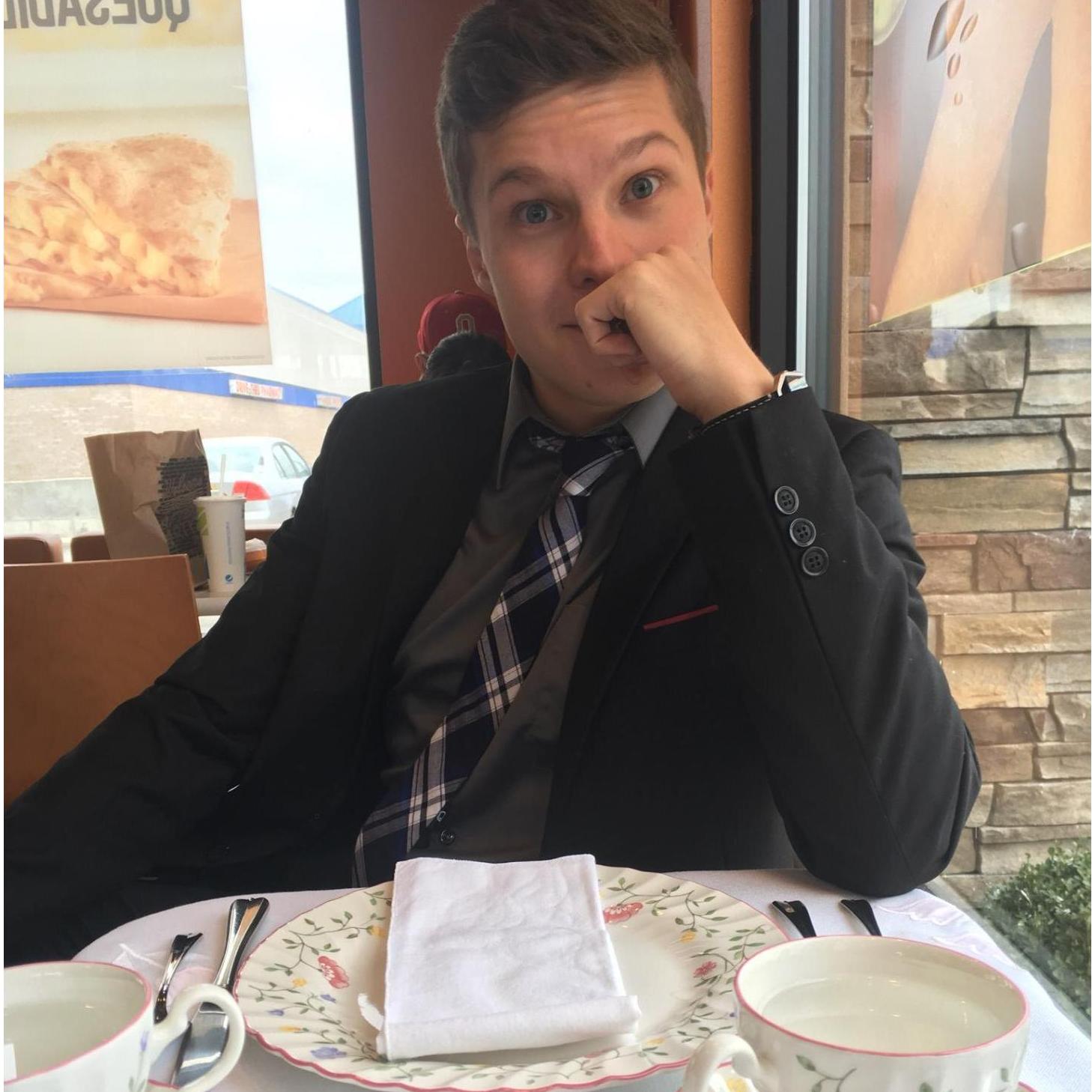 David promised to take Lauren to Taco Bell before he realized she'd redeem her coupon. Unwilling to be "the guy who had Taco Bell as a first date," David improvised with a white tablecloth and china