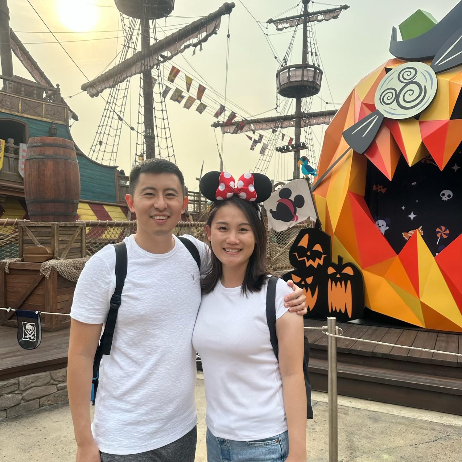 We went to Shanghai Disneyland in October 2023. 我们2023年10月去了上海迪士尼乐园。