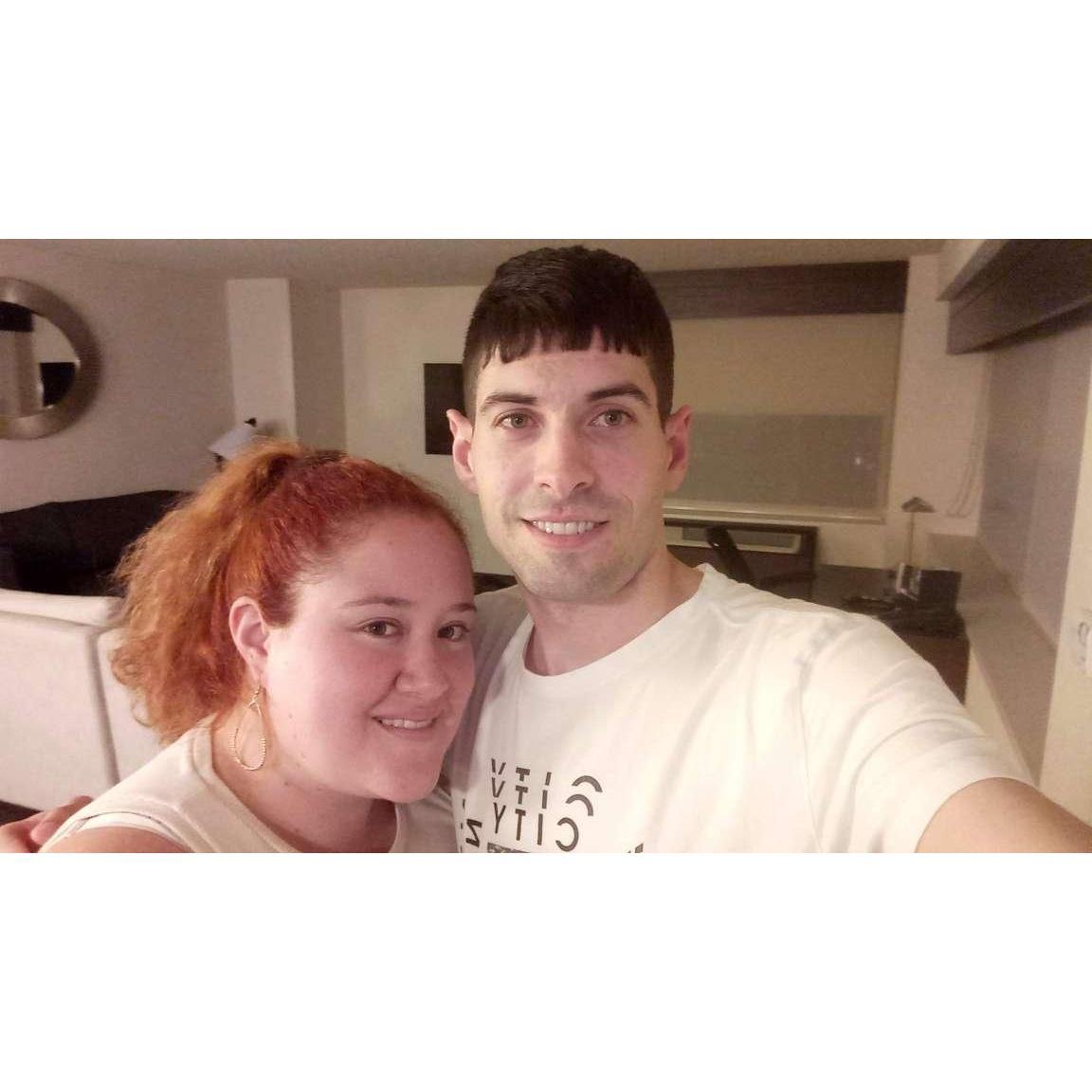 We like to experiment with our hair, it doesn't always work XD. Got spoiled with a hotel in Atlanta, Thanks Matt! - Con los peores experimentos en nuestro pelo! Gracias Matt por invitarnos a Atlanta!