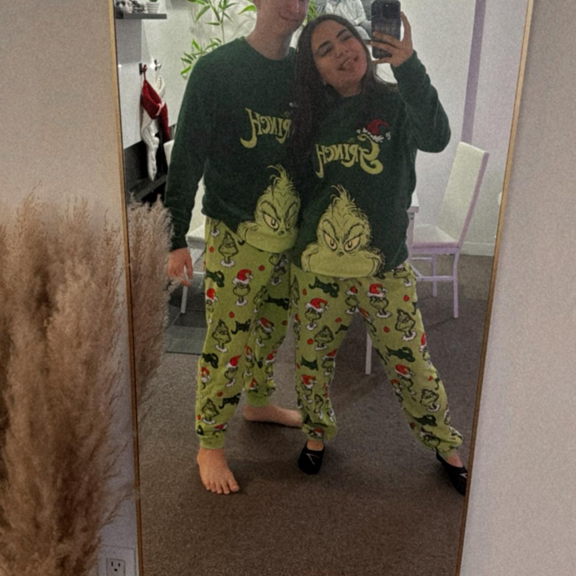 Pareja que usa pijamas ridículas unidas, permanece unida. 💚🎄😜

Our first Christmas in matching Grinch PJs. Love really does match. 💚🎄😂