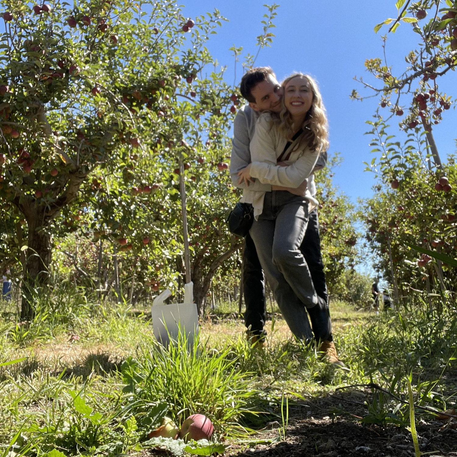 Ross & Maddie's annual tradition of apple picking in Oak Glen!