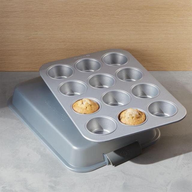 Calphalon ® 12-Cup Covered Cupcake Pan