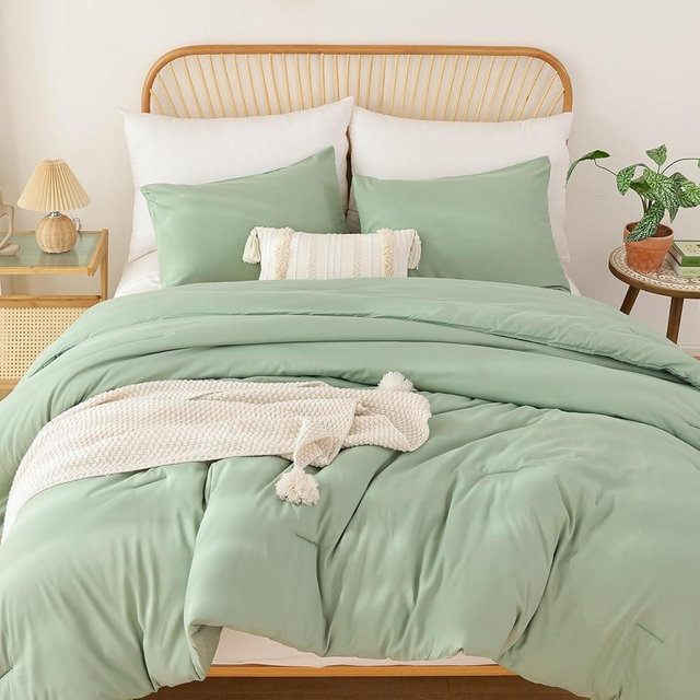 ROSGONIA Oversized Queen Comforter Sage Green, 3pcs (1 Green Comforter & 2 Pillowcases) Lightweight Oversized Queen Comforter Sets Bedding Blanket Quilts