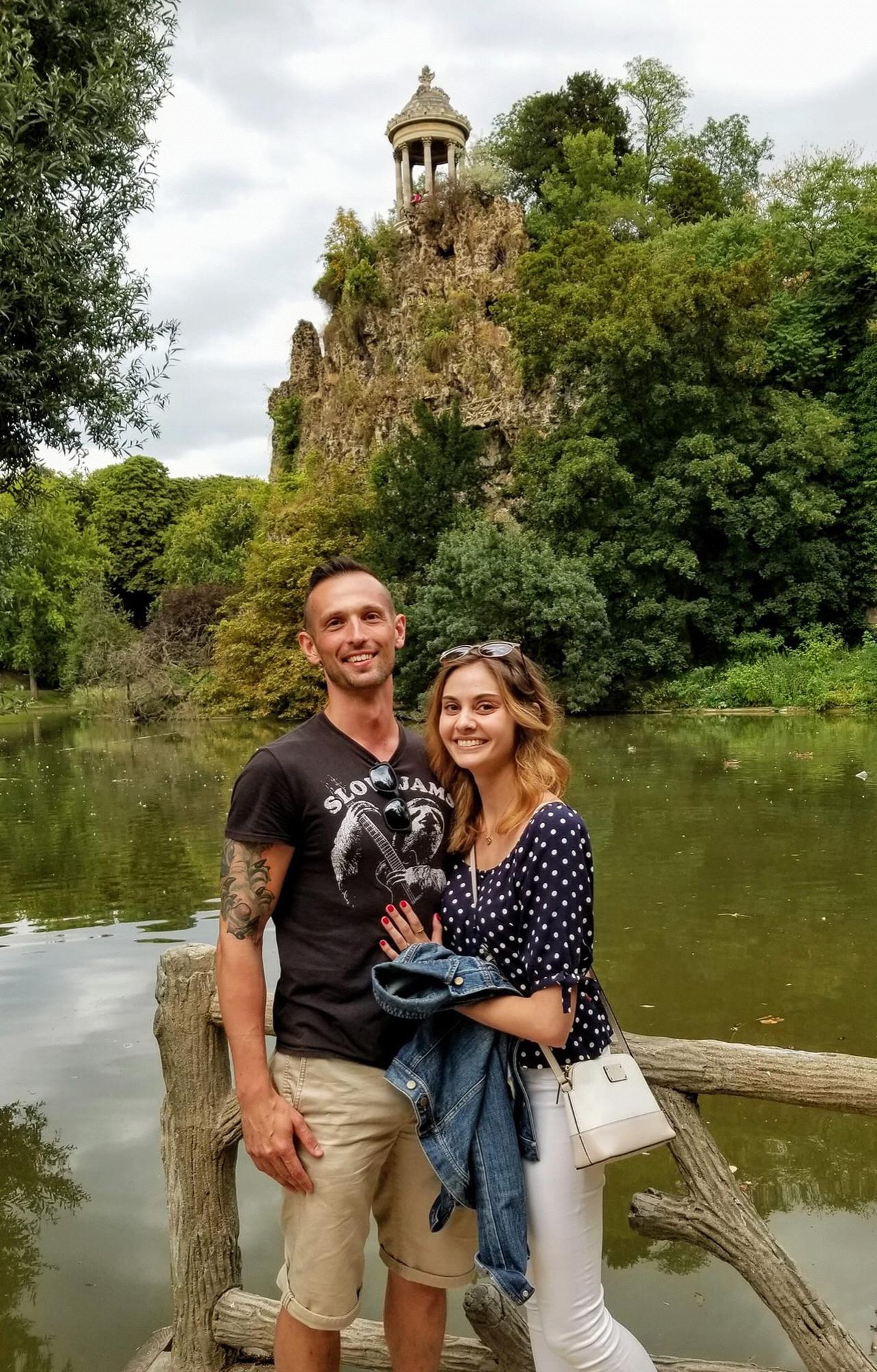 She said “yes” at Parc Buttes-Chaumont in Paris