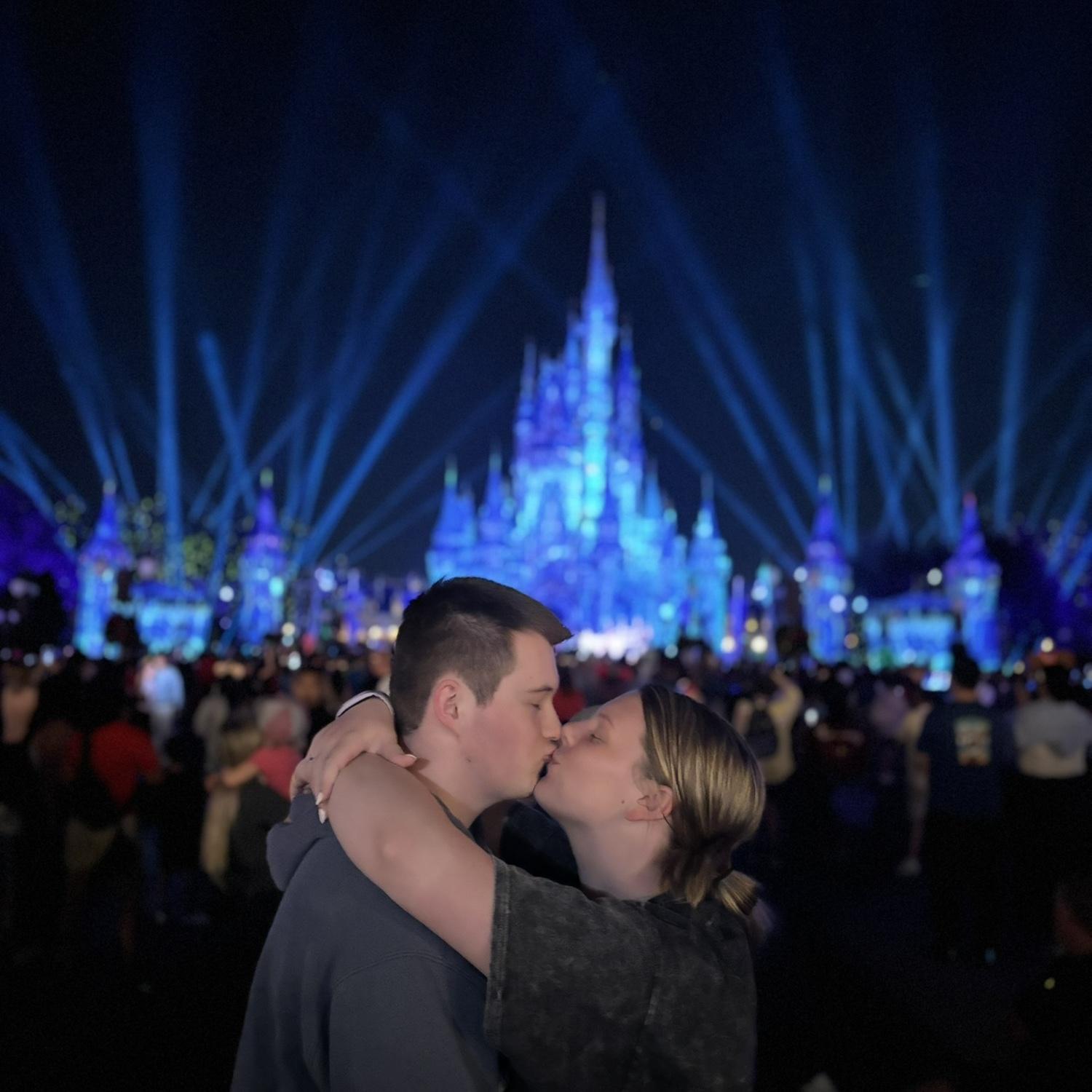 11-27-2024 | A kiss in front of Cinderella’s castle at Disney World🐭