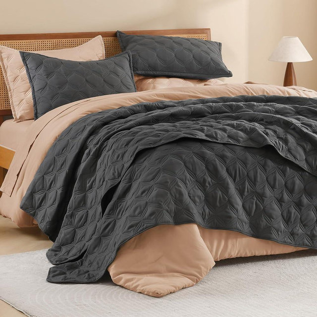 Litanika Oversized King Bedspreads 128x120 Quilt Set - 3 Piece Grey Lightweight Comforter Coverlets Bedding Cover Bed Decor All Season(Super King Plus - 1 Quilt, 2 Pillowcases)