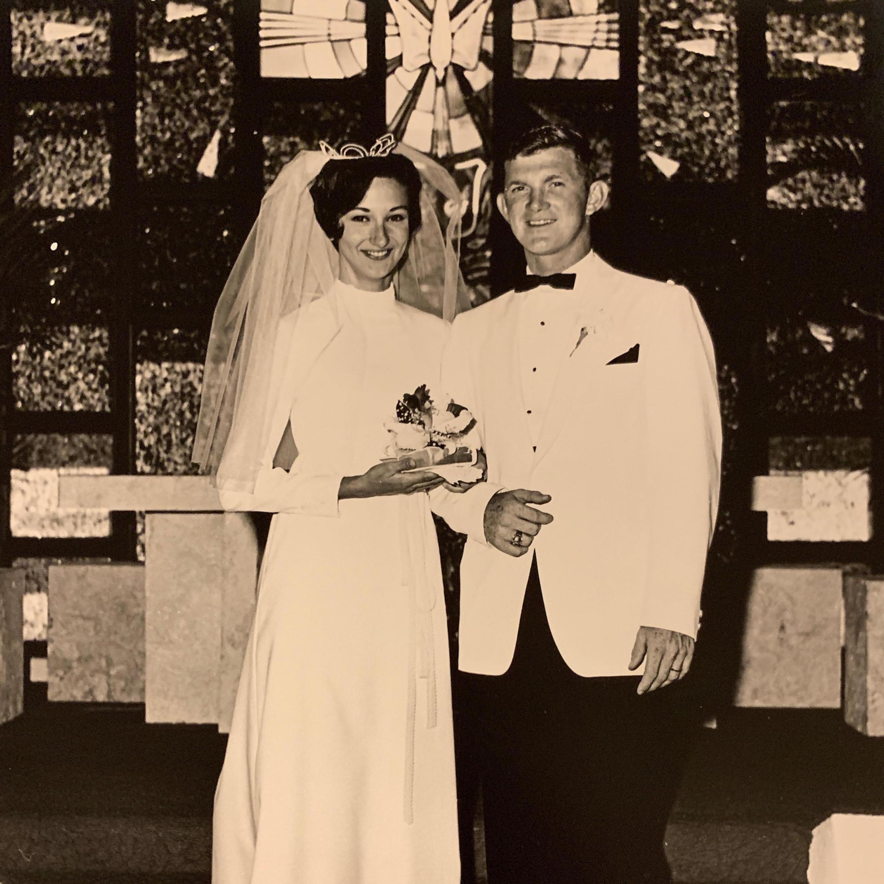 From the "I Do's" to the Wedding Cake, the Sizemores started a happy life arm in arm!