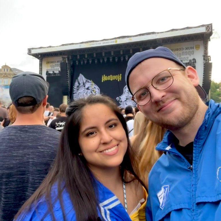 Jonny hat es sich zur Aufgabe gemacht, Lucía Deutschland näherzubringen – und deutscher Rap und Hip-Hop wurden zu einer unserer gemeinsamen Leidenschaften. 🎶💛