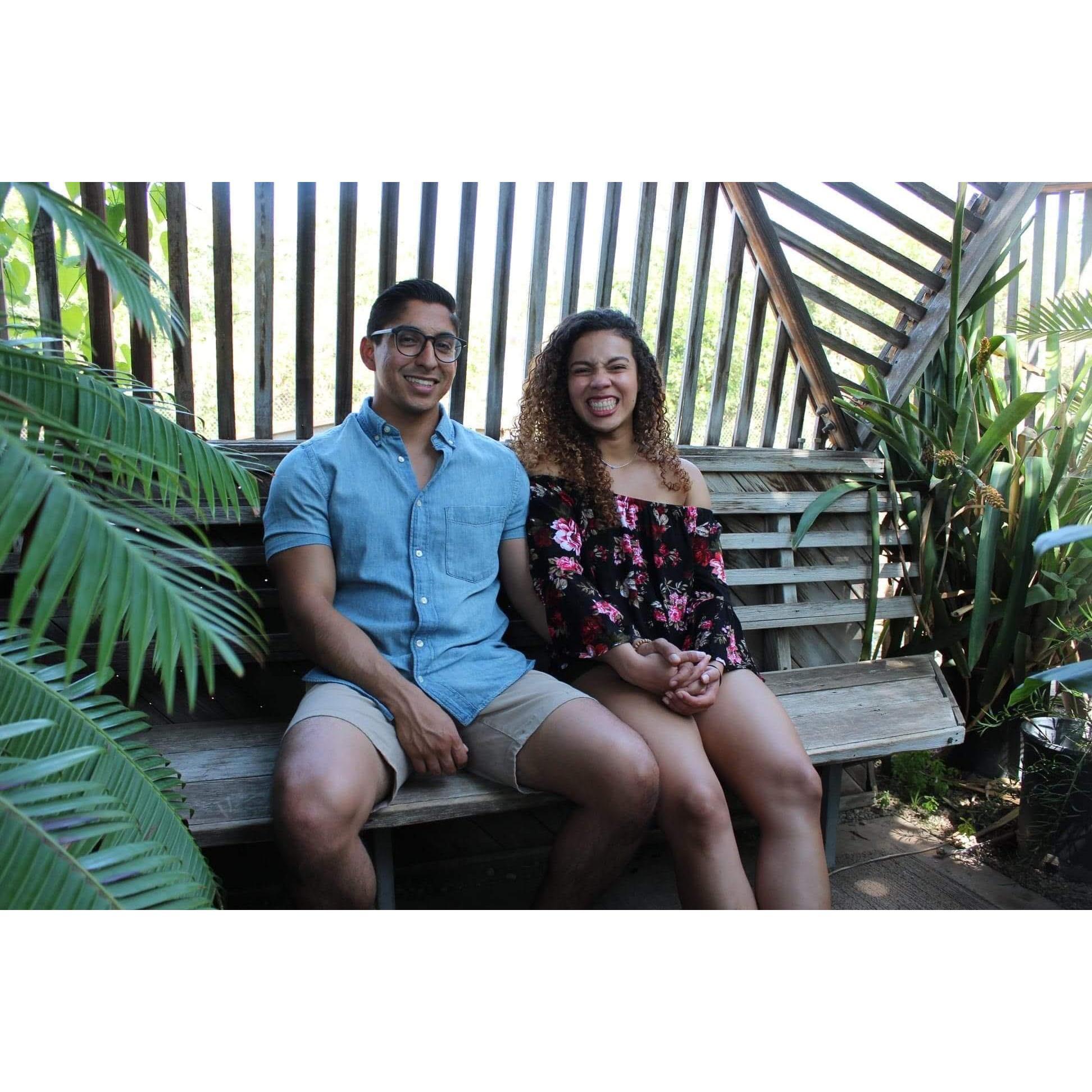 First-anniversary photoshoot taken by our dear Angelito <3

Foto de nuestro primer aniversario como novios tomada por nuestro querido Angelito <3