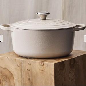 Signature Round Dutch Oven Color: Brioche