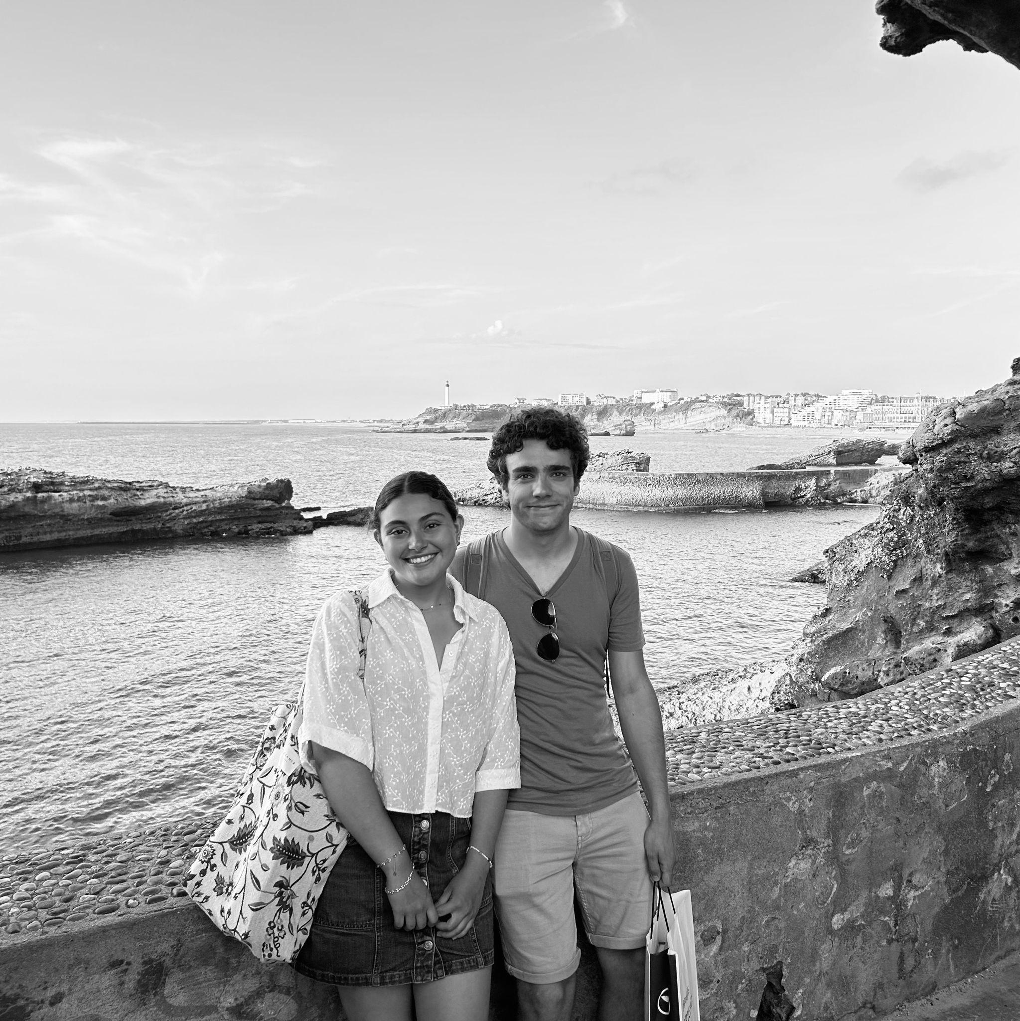 Nos conocimos en septiembre de 2019 y empezamos a salir un 8 marzo de 2020. Jorge le pidió matrimonio a Maris un 8 de agosto de 2025 y exactamente un año después nos casaremos🤍