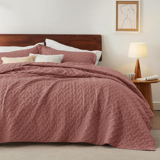 Bedsure Quilts Queen Size - Lightweight Bedspreads Queen Size with Basket Weave Pattern, Soft Quilt Bedding, Grayish Pink Comforter Coverlet for All Seasons (90" x 96")