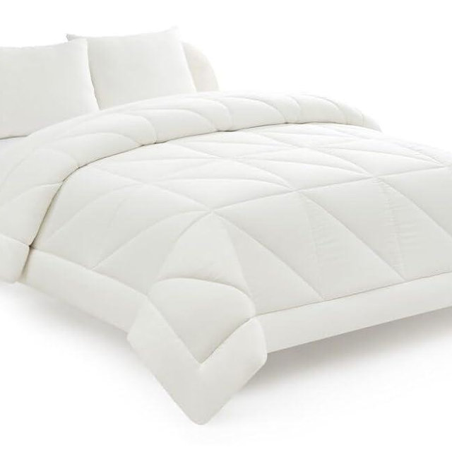 UGG Full/Queen Comforter Set – 3 Piece Luxury Reversible Plush Queen Bed Set with Down Alternative Fill, Soft Comforter Bedding Set with 2 Queen Shams for Home & Bedroom Decor, White Snow (Corey)
