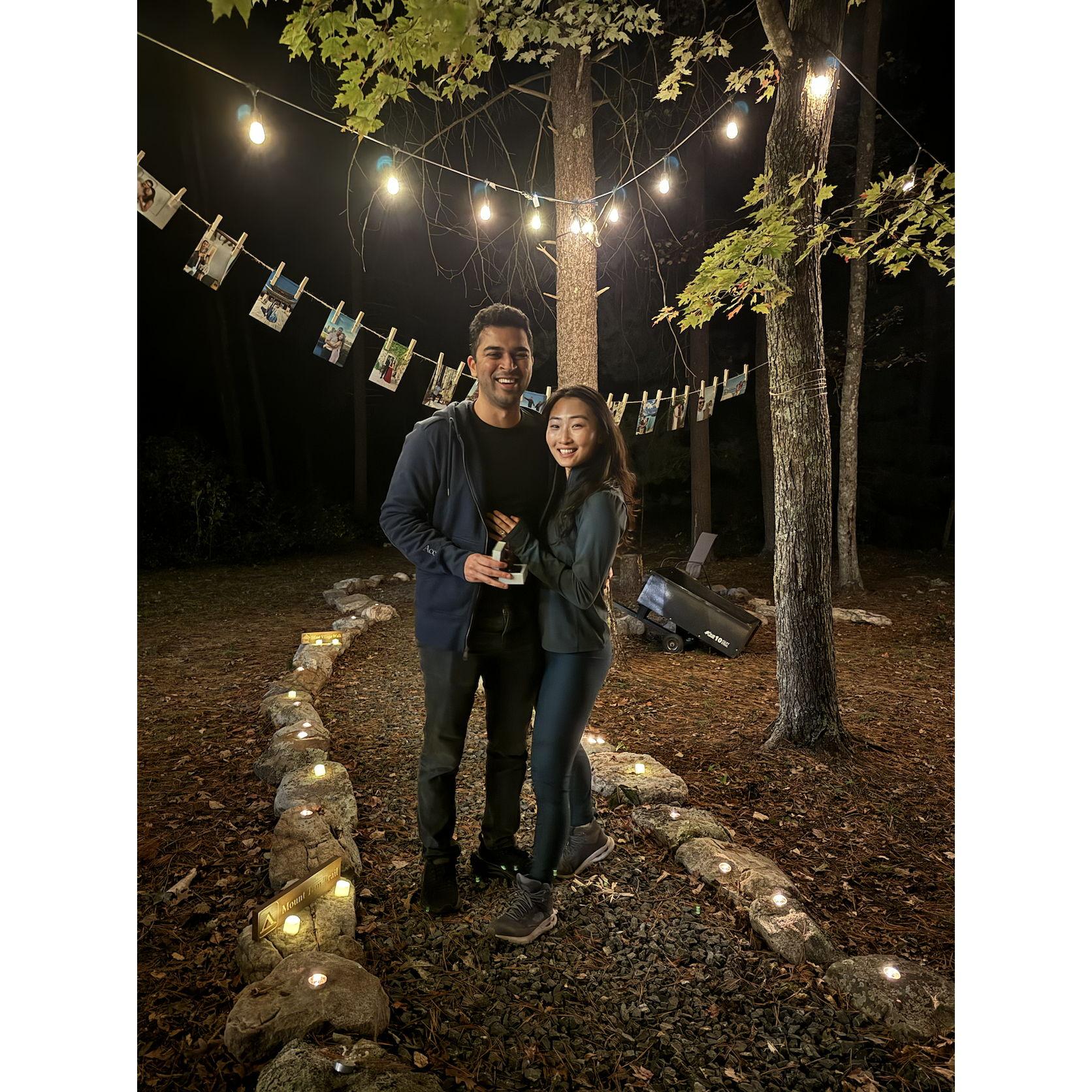 Fun fact: Jenny "reproposed" to Sagar on his birthday trip this past October! 재미있는 사실: 제니는 지난 10월 사가르의 생일 여행에서 다시 한 번 프러포즈했어요!