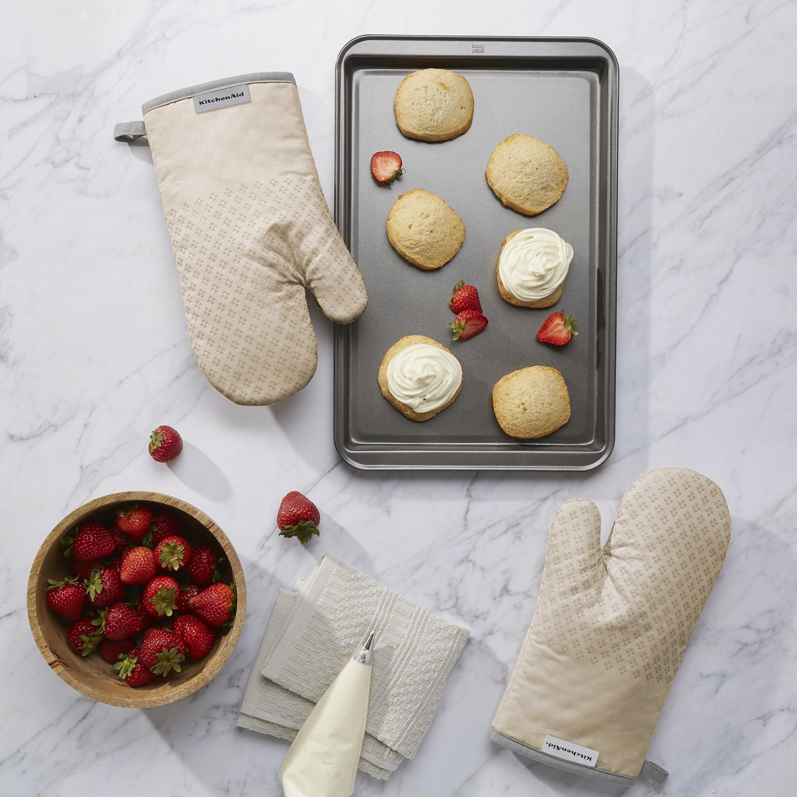 KitchenAid Milkshake Kitchen Textiles Set - 2 Towels, 1 Pot Holder, 1 Oven  Mitt - Durable & Heat Resistant - Slip-Resistant Silicone Grip in the  Kitchen Towels department at