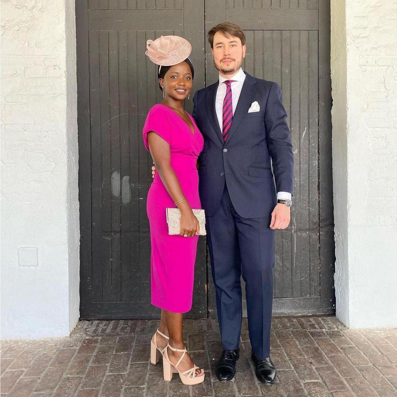 During Muano's first visit to Spain (2021), we attended a loved friend's wedding in Valencia. Muano wore her first tocado (hat).
