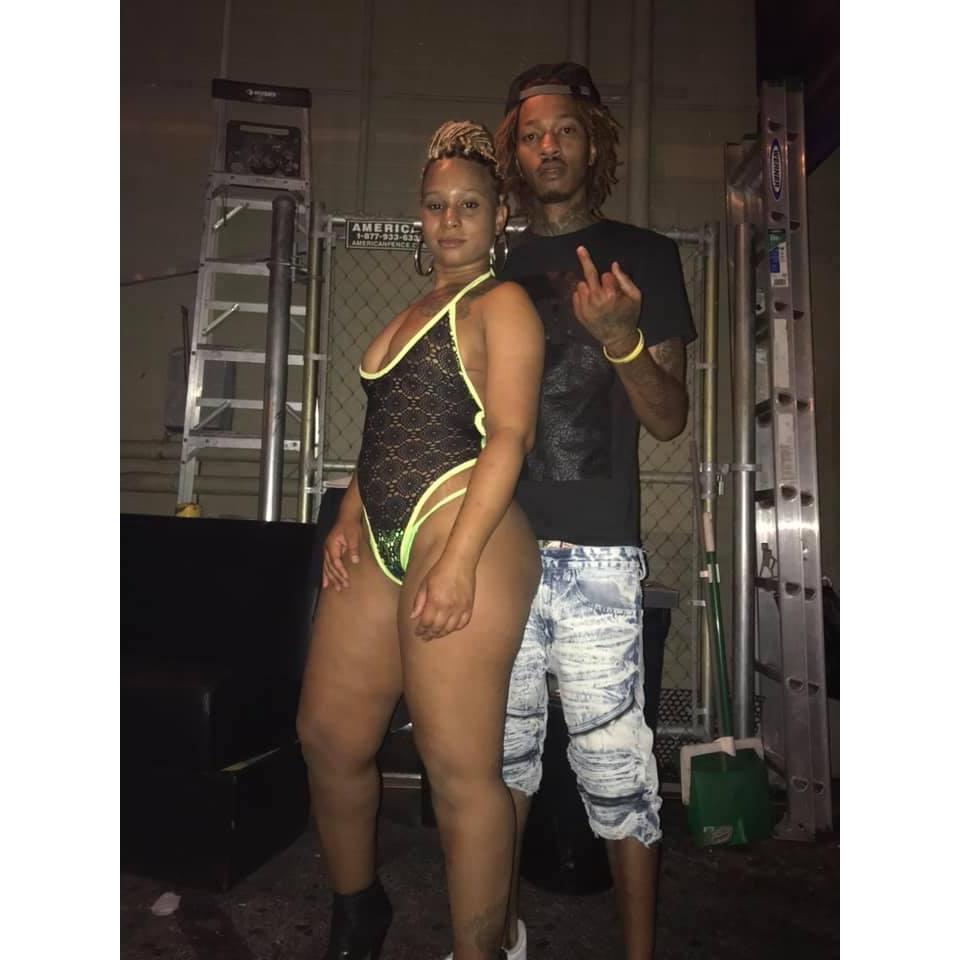 To get the wrong idea about me
I don't have nothin to hide
I want the world to see
[Snoop Dogg] I'm a gangsta gangsta
Gangsta niggas do your dance
Gangsta bitches wave yo' hands