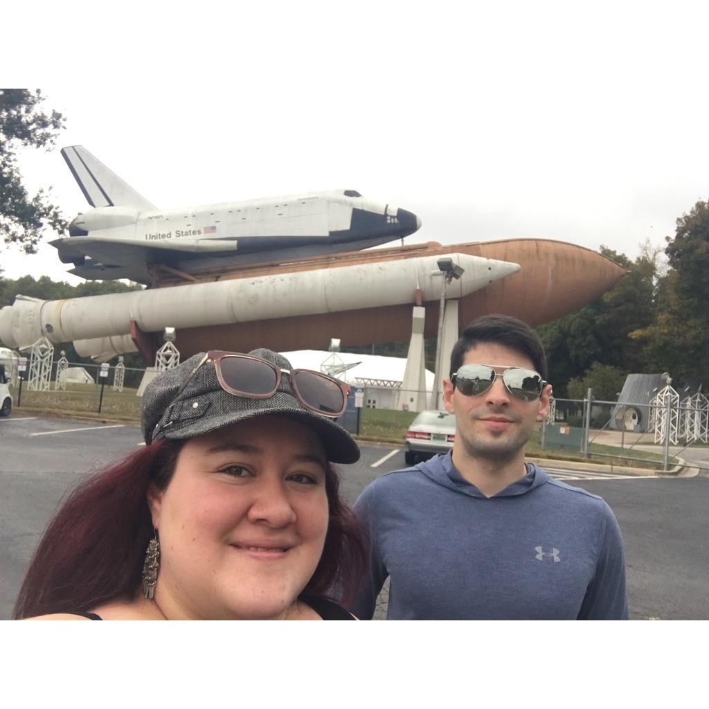 Pathfinder space shuttle @ Huntsville. Two scientists on adventure! *Houston where's the bathroom?* - Transbordador espacial en Huntsville. 2 científicos, 1 aventura! *Houston, dónde está el baño?*