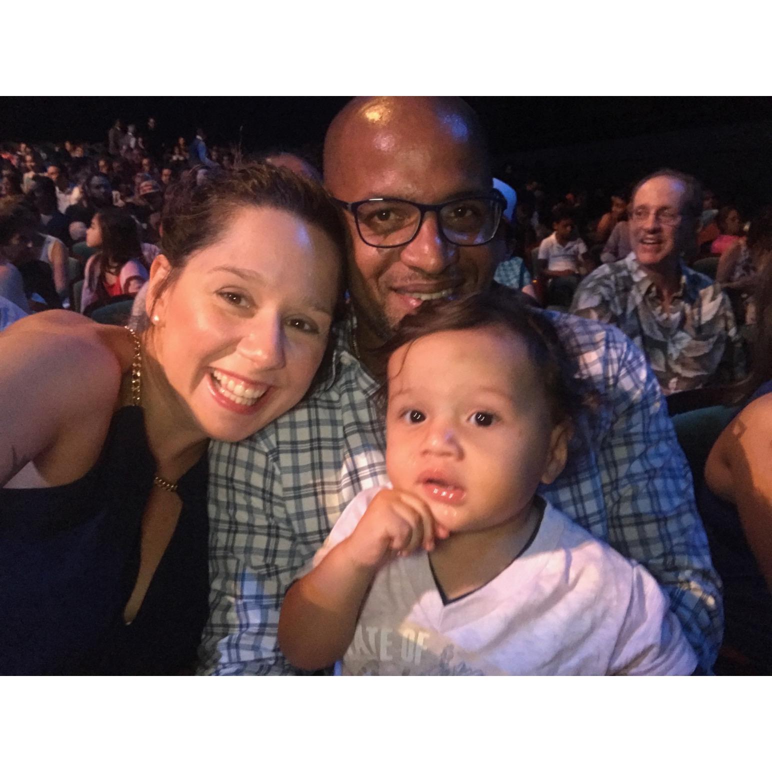 Another theater show.
Outra peça de teatro.
Con nuestro Hijo en el teatro