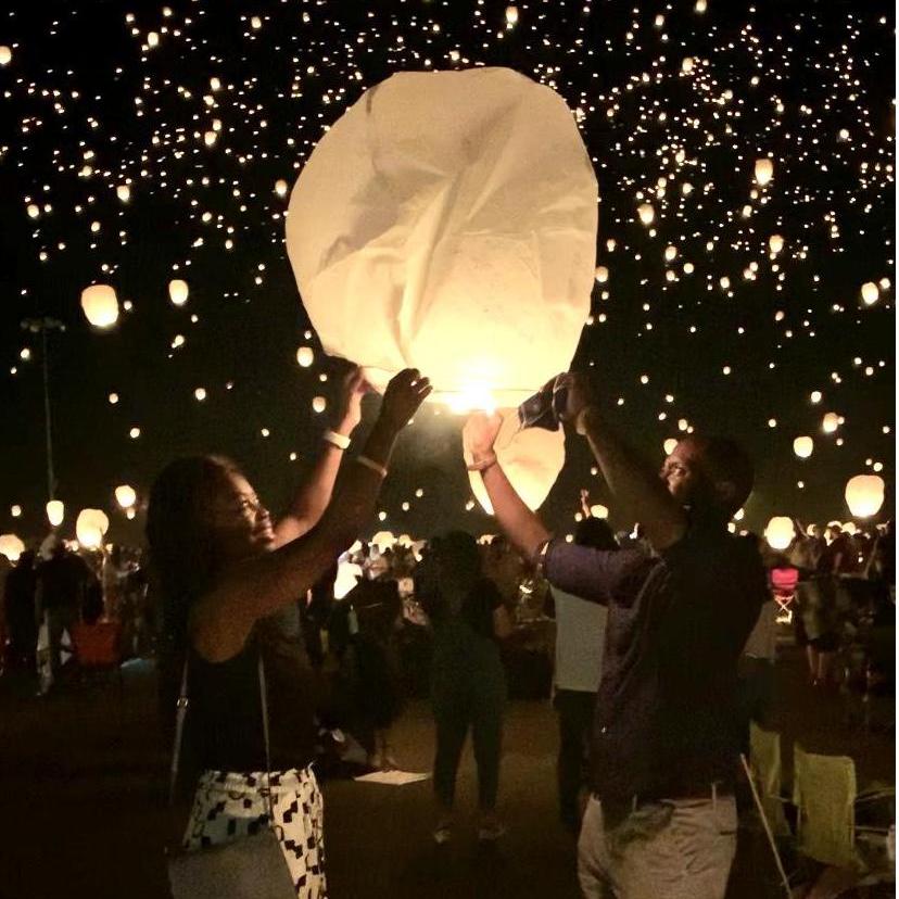 Disfrutando de una noche mágica en un Festival de Faroles