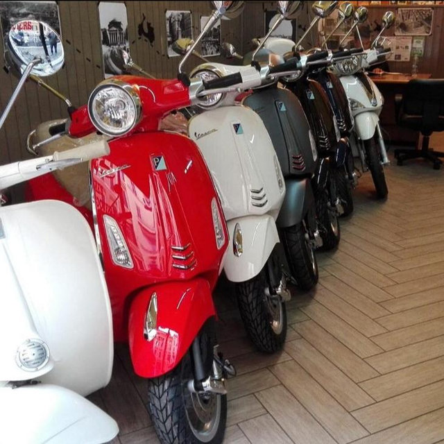 Vespa Through Rome