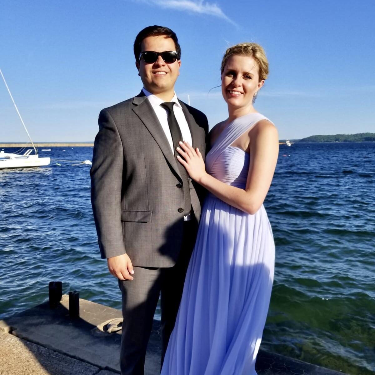 At Ashley's bridesmaid, Sarah's, wedding on Lake Superior in the Upper Peninsula of Michigan.

En la boda de Sarah en Lake Superior en Michigan.