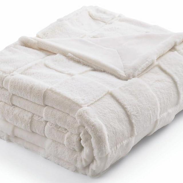 Cozy Bliss Checkered White Large Faux Rabbit Fur California King Size Bed Blanket, Soft Fuzzy Fluffy Minky Cream Furry Blankets for Couch, Bed (90 * 108 Inches Ivory)