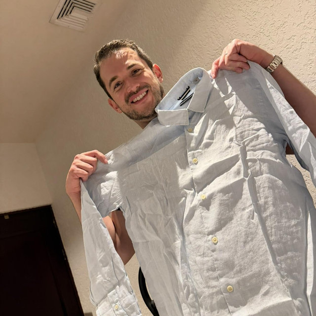 Supporting Andrés’ commitment to looking freshly ironed at all times